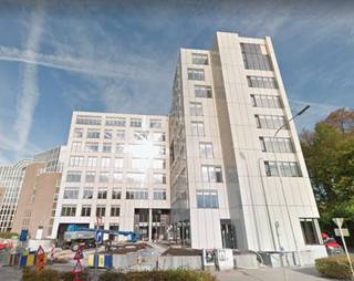 Gebouw van hoge kwaliteit, ideaal gelegen tussen andere kantoorgebouwen aan de rand van het Zoniënwoud. Het ligt dicht bij supermarkten, banken...