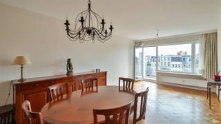 <p><span>Op ’t Zuid in Antwerpen, in de Brederodestraat, bevindt zich dit aangename appartement met twee slaapkamers en een ruim terras. </span></p><p><span>Het openbaar vervoer (bus, tram en trein), tal van winkels en scholen liggen op wandelafstand. Bovendien geniet u van een uitstekende verbinding met de autosnelwegen dankzij de directe nabijheid van de R10 en de oprit van de E34.</span></p><p><span> </span></p><p><span>Indeling:</span></p><p><span>Via de gemeenschappelijke inkomhal bereikt u het gebouw, waar u met de lift tot de vierde verdieping gaat. </span></p><p><span>U komt binnen in de hal met parketvloer, voorzien van ingemaakte kasten. Van hieruit heeft u toegang tot de lichtrijke woonkamer op parket, die uitgeeft op het terras. </span></p><p><span>Aansluitend bevindt zich de vernieuwde keuken op tegelvloer, uitgerust met een oven, gasvuur en voldoende bergruimte. Er is tevens plaats voorzien voor een koelkast en een vaatwasser.</span></p><p><span>Verder zijn er twee volwaardige slaapkamers, waarvan de grootste eveneens directe toegang heeft tot het terras. </span></p><p><span>De badkamer is volledig betegeld en beschikt over een inloopdouche en een enkele lavabo. Het toilet is apart.</span></p><p><span>Tot slot hoort er bij dit appartement nog een praktische kelderberging.</span></p><p><span> </span></p><p><span>Nuttige informatie:</span></p><ul><li><span>EPC: 109 kWh/m²jaar </span></li><li><span>Elektriciteit is niet conform</span></li><li><span>Asbestveilig</span></li><li><span>Gemeenschappelijke kosten: ongeveer 295 euro per maand (inclusief provisie verwarming, water, onderhoud gemene delen, minuterie, blokpolis, reservefonds, ...)</span></li><li><span>Oppervlakte volgens meting EPC</span></li><li><span>P-score: klasse D</span></li><li><span>G-score: klasse D</span></li></ul><p><span> </span></p><p><span>Voor meer info of een bezoek er plaatste bel 03/449.42.41 of surf naar www.habicom.be</span></p><p><span>De waarde van uw woning kennen?  Maak een vrijblijvende afspraak met onze habicom-expert in uw buurt.</span></p><p><span> </span></p>