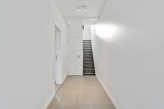 Ontdek deze volledig gerenoveerde vrijstaande woning in het hart van Rotselaar, waar hedendaags comfort, ruimte en energiezuinig wonen...