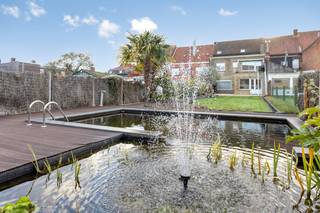 Op een ideale locatie, dicht bij scholen, supermarkten en belangrijke invalswegen, treffen we deze verrassend ruime en energiezuinige woning aan. Met een zeer royale bewoonbare oppervlakte van 274 m², een lichtrijke leefruimte en een praktische indeling, combineert deze woning comfort en functionaliteit op een perfecte manier.De woning beschikt over 3 slaapkamers, veel bergruimte en een aparte ruimte die uitstekend dienst kan doen als praktijk of kantoor aan huis. Of je nu thuis wilt werken, een vrij beroep uitoefent of gewoon ruimte zoekt voor hobby’s en gezin, deze woning biedt alles wat je nodig hebt.Een van de absolute troeven is de grote, volledig aangelegde tuin met sfeervolle zwemvijver, ideaal om te ontspannen, te genieten of gasten te ontvangen.Grootste troeven:Energiezuinig dankzij EPC B-labelLichtrijke en ruime leefruimtePraktische indeling met mogelijkheden voor praktijk, kantoor of extra kamersGrote, zonnige tuin met zwemvijverVeel bergruimteCentrale, rustige liggingWil je deze unieke woning zelf ontdekken? Neem snel contact op met de dossierverantwoordelijke:Mathias Lauwyck – +32 472 18 39 90 – mathias.lauwyck@dewaele.com