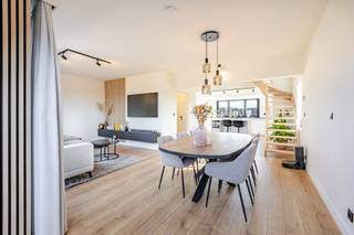 <p><span>Topper! Instapklaar duplexappartement met garagebox!</span></p><p><span>Dit appartement is rustig gelegen en toch vlot bereikbaar, en vlakbij handel en scholen!</span></p><p><span>De troeven van dit appartement zijn absoluut de locatie, het fantastisch goed EPC 54 kWh/(m²jaar)! en de inrichting!</span></p><p><span>Het appartement is gelegen op de tweede en derde verdieping en werd gerenoveerd in 2023.</span></p><p><span>Alle materialen werden met zorg gekozen. Het appartement straalt ontzettend veel warmte en gezelligheid uit, en het is ontzettend lichtrijk!</span></p><p><span>Op de tweede verdieping is er de inkomhal, met apart toilet, de woonkamer met een grote open keuken met eiland en quooker kraan (!) en aansluitend een bergruimte.</span></p><p><span>Op de derde verdieping bevinden zich 2 slaapkamers en een badkamer met douche en toilet.</span></p><p><span>Er is verwarming of koeling met de lucht-lucht warmtepomp. Er hoort een kelder bij en een garagebox.</span></p><p><span>Bent u op zoek naar een warme en gezellige thuis, in het centrum van Heusden, die voldoet aan de huidige energienormen? Dan is deze zeker iets voor u!</span></p><p><span>Neem contact op om uw bezoek te plannen.</span></p><p><span>EPC 54 kWh/(m²jaar), uc 3910237; Si in aanvraag; P-score A, G-score A; B</span><span>estuursmaatregelen in het maatregelenregister: nee.</span></p><p><span> </span></p>