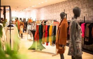 Commercieel pand te huur, gelegen in de gekende Ooststraat. <br />Instapklare handelsruimte gelegen in de belangrijkste winkelstraat van Roeselare, op een boogscheut van het station, de Grote Markt en winkelstraat Noordstraat. Commercieel zeer sterke ligging met in de onmiddellijke omgeving winkels Kruidvat, Zeeman, Bel Chicken, Brooklyn … Opperverlakte: gelijkvloers van ca. 300 m² + 2 verdiepingen. <br />Beschikbaar: 15 juni 2025, ingevolge opzeg zittende huurder (die, wegens groot succes, naar groter pand verhuist in de straat) <br />De maandelijkse huurprijs bedraagt 4.000 euro. Onroerende voorheffing ten laste van de huurder. <br />Benieuwd naar dit bedrijfsvastgoed te huur regio Roeselare?  <br />Contacteer info@immodelestre.be of 054 33 62 52. <br />www.immodelestre. <br />