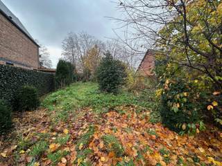 BOUWGRONDPerceelsoppervlakte: 1085m²Oriëntatie: WestPerceelsbreedte: 16,67 meterBouwvoorschriften:Open bebouwingBouwzone 10,67 m breed en maximum 17m...