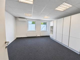 <p><span>This 150 m² office space is located on the first floor of a multifunctional complex in the Haasrode Industrial Park.</span></p><p><span> </span></p><p><span>The space includes an open workspace, three separate offices or meeting rooms, and a spacious kitchen.</span></p><p><span>Thanks to the air conditioning, gas heating, and LED lighting, youll enjoy a comfortable and pleasant working environment.</span></p><p><span> </span></p><p><span>The office is suitable for teams of 3 to 8 people and can be combined with an adjacent 40 m² storage space if desired.</span></p><p><span> </span></p><p><span>Its location near the E40 exit ensures easy access. In addition, six parking spaces are included, including spaces with charging stations for electric vehicles.</span></p><p><span> </span></p><p><span>The lease term is flexible, with a minimum of one year.</span></p><p><span> </span></p><p><span>The monthly rent does not include utilities, property tax, or building maintenance fees.</span></p><p><span> </span></p><p><span>For more information or to schedule a visit, please contact us at 078/48 47 00 or visit our website: https://www.ap-p.be</span></p><p><span> </span></p>