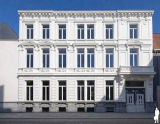 <p><strong>Wonen in een beschermd monument, met het comfort van vandaag</strong><br />In het hart van Turnhout begint een van de meest iconische herenhuizen van de stad aan een nieuw hoofdstuk. Residentie Het Gerecht verrijst in het voormalige Huis Van Hal: een beschermd neoclassicistisch monument uit 1886, ontworpen door architect Pieter-Jozef Taeymans. Het gebouw deed dienst als statige privéwoning, arbeidsrechtbank en decor voor het VTM-programma Mijn Pop-Up Restaurant. Vandaag wordt dit uitzonderlijke erfgoed met respect gerestaureerd en omgevormd tot een exclusieve residentie met slechts vier royale villa-appartementen.</p>
<p>Authentieke parketvloeren, hoge plafonds, moulures en historische details worden in ere hersteld. Tegelijk worden moderne technieken, energiezuinig comfort en een lift discreet geïntegreerd. Ieder appartement beslaat een volledige verdieping en biedt maximale ruimte, rust en privacy.</p>
<p><strong>Het gelijkvloerse villa-appartement</strong><br />Via de monumentale inkomhal betreedt u een woning met bijna 270 m² woonoppervlakte. De indrukwekkende plafondhoogtes en royale vertrekken creëren een woonbeleving die vandaag nog nauwelijks te vinden is. De leefruimtes vloeien harmonieus in elkaar over: van de elegante zithoek aan de straatzijde, via de imposante eetkamer, tot de ruime leefkeuken met zicht op het groen. Grote raampartijen brengen overvloedig daglicht binnen en verbinden de woning met het terras en de tuin.</p>
<p>De absolute blikvanger is de centrale hal met authentiek trappenhuis en prachtige lichtkoepel. Deze ruimte louter een inkomhal noemen, zou haar tekortdoen. Ze vormt het architecturale hart van de woning en biedt ruimte voor een kunstgalerij, bibliotheek, bureau of sfeervolle bar.</p>
<p>Het appartement telt twee volwaardige slaapkamers, elk met een ensuite badkamer met toilet, bad en douche. De hoofdslaapkamer bevindt zich in de karakteristieke uitbouw en kijkt uit over de private tuin. Zowel vanuit deze kamer als vanuit de leefkeuken heeft u rechtstreeks toegang tot het zonnige terras.</p>
<p>Aansluitend wacht een uitzonderlijk grote private tuin van circa 200 m²: een groene oase en een zeldzame luxe in de stad. Via de tuin bereikt u de private dubbele carport in paddouk met fietsenberging.</p>
<p><strong>Een souterrain vol mogelijkheden</strong><br />Het gebouw beschikt over een historische wijn- en kolenkelder. Daarnaast is het appartement rechtstreeks verbonden met een private kelderruimte van maar liefst 60 m², eveneens bereikbaar met de lift. Dit souterrain leent zich perfect voor een wijn- en degustatiekelder, fitness, wellness, home cinema of ontspanningsruimte.</p>
<p><strong>Afwerking met respect voor het verleden</strong><br />Het appartement wordt volledig afgewerkt opgeleverd, met uitzondering van de definitieve schilderwerken. De authentieke parketvloeren worden gerestaureerd en afgewerkt in een kleur naar keuze. Ook muren, plafonds, moulures en rozetten worden vakkundig hersteld; de muren krijgen reeds een eerste schilderlaag. Voor de keuken en badkamers kiest u zelf de materialen en inrichting. Hiervoor zijn ruime budgetten in de vraagprijs opgenomen.</p>
<p>Ook technisch wordt alles vernieuwd. Het appartement wordt voorzien van domotica, vloerverwarming, nieuwe convectoren, een Viessmann-warmtepomp, ventilatie en voorbereidingen voor gashaarden. Zo geniet u van hedendaags comfort met behoud van het historische karakter.</p>
<p>Het appartement en de private kelder worden verkocht onder registratierechten aan 2% of 12%, afhankelijk van de persoonlijke situatie van de koper. Op de dubbele carport met fietsenberging is 21% btw van toepassing.</p>
<p>De oplevering wordt dit najaar verwacht. Wij leiden u vandaag al graag persoonlijk rond in deze monumentale parel.</p>
<p><strong>Bijna 270 m² wonen, een tuin van circa 200 m², een souterrain van 60 m² en de grandeur van een beschermd monument. Dit is geen appartement, maar een stadsvilla met een verhaal.</strong></p>