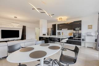 Dit prachtig gerenoveerd appartement te koop in Antwerpen is gelegen op de Italiëlei. Het appartement heeft 2 slaapkamers en beschikt langs...