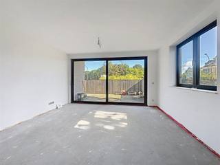 <p>2 slaapkamer appartement te koop!</p><p>Nieuwbouwproject op centrum ligging en in groene oase!</p><p>Project bestaande uit vijf gebouwen met verschillende appartementen met een vloeroppervlakte variërend tussen 60 - 100m2.</p><p>Indeling van de appartementen: een inkomhal met een gastentoilet, 1-3 slaapkamers , badkamer met inloopdouche, een lichtrijke leefruimte open keuken zicht op terras!</p><p>Aankoop van een parkeerplaats of garagebox is eveneens mogelijk.</p><p>Meer info of een bezoek mail naar info@property-vastgoed.be </p>