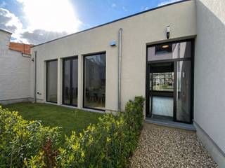 Op zoek naar een flexibele ruimte voor jouw onderneming of creatief project? Dit veelzijdige atelier van circa 81 m² ligt in een levendige Antwerpse buurt en biedt tal van mogelijkheden.De ruimte kan worden gebruikt als atelier, werkruimte, kantoor of voor een creatief concept. Bovendien bestaat de mogelijkheid om het atelier te verbinden met een commerciële gelijkvloerse ruimte met vitrine aan straatzijde van circa 78 m², waardoor een totale oppervlakte van ongeveer 159 m² kan worden gecreëerd.Het atelier beschikt over een keuken en een afzonderlijk toilet met lavabo. Een bijzondere troef is de ruime buitenruimte, bestaande uit een zonnige tuin.De locatie is vlot bereikbaar met het openbaar vervoer en ligt dicht bij de belangrijkste Antwerpse invalswegen. Via de nabijgelegen op- en afrit Merksem bereik je snel de Antwerpse Ring (R1) en de E19 richting Breda. Ook het stadscentrum, Park Spoor Noord en de Slachthuissite bevinden zich vlakbij.
