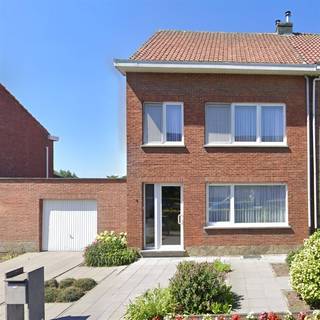 Verzorgde woning rustig gelegen in een aangename wijk met openbaar vervoer op loopafstand. Via de inkomhal kom je in de woonplaats van...