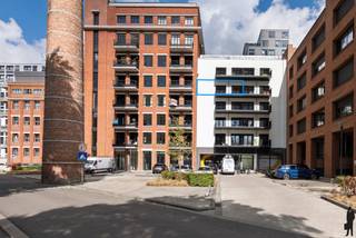 Huurprijs: 1.860 EUR per maand+ 140 EUR per maand voor de twee ondergrondse autostaanplaatsenHuurwaarborg = 3 maanden huurBeschikbaar:...