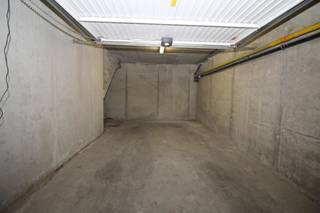 Gesloten garageboxGemakkelijk bereikbaarNiveau -1Automatische kantelpoortStopcontact in garagebox...