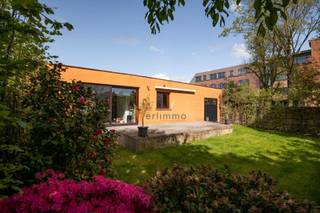 <p><span>Deze ruime woning biedt een uitzonderlijk woonvolume en tal van mogelijkheden. De woning beschikt momenteel over </span><span>vier volwaardige slaapkamers</span><span>, afhankelijk van de noden van de toekomstige eigenaar. De woning is bovendien voorzien van een </span><span>leuke, privatieve en zonnige tuin</span><span>, wat het wooncomfort aanzienlijk verhoogt. </span></p><p><span>Via de wasruimte is er een </span><span>rechtstreekse verbinding met de stockageruimte van +/- 75m²</span><span> ze geeft uit tot de tuin.</span></p><p><span>Indeling</span></p><p><span>De woning beschikt over een </span><span>ruime inkomhal van ca. 19,5 m² (ideaal voor brommer en fietsen)</span><span> met gastentoilet. Aansluitend bevindt zich een centrale hal met toegang tot de kelder.</span></p><p><span>De </span><span>ruime woonkamer van ca. 45 m²</span><span> staat in verbinding met de </span><span>keuken van ca. 15 m²</span><span>, wat zorgt voor een aangename en functionele leefruimte. Trap naar de eerste verdieping waar er </span><span>2 slaapkamers </span><span>zijn.</span></p><p><span>In het achterste gedeelte van de woning bevinden zich:</span></p><ul><li><span>een </span><span>volledig gerenoveerde badkamer</span></li><li><span>Een </span><span>polyvalente ruimte van ca. 30 m²</span><span> in te delen als slaapkamer of tv ruimte/kantoor.</span></li><li><span>een </span><span>ruime wasplaats/berging </span></li><li><span>een slaapkamer met ingebouwde kasten</span></li><li><span> </span></li></ul><p><span>De polyvalente ruimte geeft via een groot schuifraam toegang tot de </span><span>tuin van 145 m²</span><span>, wat zorgt voor een aangename verbinding tussen binnen- en buitenruimte.</span></p><p><span>Pluspunten</span></p><ul><li><span>Uniek en ruim woonvolume, aangename zuidtuin</span></li><li><span>Flexibele indeling met mogelijkheid tot </span><span>4de slaapkamer</span></li><li><span>Nieuwe ramen, electrische zonnetent, pelletkachel, electriciteit conform</span></li><li><span>Gelegen in een </span><span>leuke en rustige buurt in het centrum</span></li></ul><p><span> </span></p><p><span>*De vermelde bewoonbare oppervlakte is gebaseerd op de bruikbare vloeroppervlakte zoals vermeld in het EPC-verslag.</span></p><p><span> </span></p>