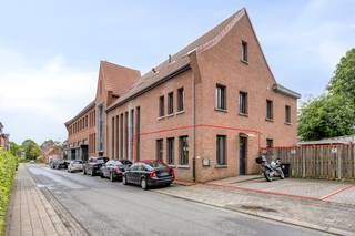 The bright living room provides a view and access to the garden. There is an open kitchen that is equipped with an induction stove, extractor,...