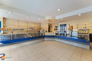 Op een uitstekende locatie pal in het centrum van Koningshooikt bevindt zich dit pand bestaande uit een ruim handelsgelijkvloers (161 m²)...