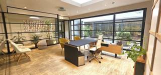 Lichte kantoren met terras en patio, ideaal gelegen in het hart van Sint-Gillis, dicht bij de Louizalaan en het openbaar vervoer.Bied uw bedrijf een...