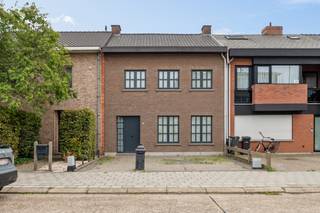 <p>Ontdek deze charmante woning in de Pannenhuisstraat in Lier, een locatie die rust en gemak perfect combineert. De woning, gebouwd in 1977, straalt karakter uit en beschikt over drie slaapkamers, zolderruimte met veel mogelijkheden, een gezellige veranda en een oprit. <br /><br />Via de ruime inkomhal heb je toegang tot de leefruimte met veel lichtinval. Vanuit de leefruimte heb je toegang tot de veranda, die een mooi uitzicht geeft over de zuidgeoriënteerde tuin. De leefruimte geeft tevens toegang tot de keuken. Verder beschikt de gelijkvloers nog over een wasberging en apart toilet. <br /><br />Op de tweede verdieping bevinden zich drie ruime slaapkamers (16,5m², 16m² en 9m²), een technische berging, alsook de badkamer. Deze is uitgerust met een toilet, inloopdouche en een enkele lavabo. <br /><br />Verder beschikt de woning ook over een zolder, perfect voor extra opslag of als hobbyruimte, en een dubbele garage die toegankelijks is lang achter. <br /> </p>

<p>Troeven<br />+ 3 slaapkamers<br />+ oprit<br />+ zuidgerichte tuin<br />+ bergzolder<br />+ EPC C<br />+ 2 Garageboxen (langs achter toegankelijk)<br /> </p>

<p>Interesse in deze woning?<br />Contacteer ons via 03 337 50 70 of info@vbvastgoed.be voor meer info of een bezoek ter plaatse.</p>