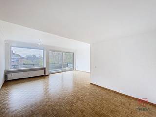 IXELLES residential area – Between Bois de la Cambre and Avenue Franklin Roosevelt. A magnificent 3-bedroom flat of approx. 120m² situated on the...