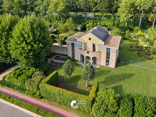Deze prachtige en eigentijdse villa is gelegen op een uitzonderlijk perceel van 27 are 25 ca met een straatbreedte van bijna 50 meter. De ligging is absoluut een troef: de achterzijde grenst rechtstreeks aan het kanaal, waardoor u geniet van veel privacy, vrijheid en een prachtig groen zicht. Vanuit de keuken en de achtertuin kunt u bovendien de bootjes zien voorbijvaren, wat deze bijzondere ligging extra charme geeft.<br /><br />De woning ligt tussen het centrum van Neerpelt en Sint-Huibrechts-Lille, beide vlot bereikbaar per fiets. In Sint-Huibrechts-Lille vindt u onder meer een supermarkt, bakker en lagere school, wat deze locatie bijzonder aantrekkelijk maakt voor gezinnen.<br /><br />De villa werd steeds zeer goed onderhouden en is afgewerkt met degelijke materialen. De platte daken werden in 2015 volledig gerenoveerd. Binnen zorgen de hoge plafonds, grote raampartijen en eigenzinnige indeling voor een bijzonder ruimtelijk gevoel en veel natuurlijk licht. De combinatie van architectuur, ruimte en het groene kader geeft deze woning een uniek karakter.<br /><br />De aangelegde parktuin is zonder twijfel één van de grote troeven van deze woning. De royale perceelbreedte zorgt voor een bijzonder open en groen gevoel, met verschillende terrassen en rustpunten rondom de woning. Achteraan geniet u van een prachtig zicht op het groen en het aangrenzende kanaal. Dankzij de ruime opzet en indeling biedt de woning bovendien mogelijkheden voor wie wonen en werken wil combineren, bijvoorbeeld met een praktijk- of bureauruimte aan huis.<br /><br />INDELING:<br /><br />Gelijkvloers:<br /><br />- Royale inkomhal met gastentoilet, vestiaire nis en glazen deur naar de leefruimte<br />- Lichtrijke leefruimte met aansluitende leeshoek en grote raampartijen<br />- Eetkamer<br />- Volledig ingerichte keuken met zicht op de tuin en het groen<br />- Berging met inbouwkasten<br /><br />Eerste verdieping:<br /><br />- Overloop<br />- Slaapkamer 1 met dressing en aansluitende badkamer<br />- Badkamer met inloopdouche, ligbad en dubbele lavabo<br />- Slaapkamer 2<br />- Slaapkamer 3<br />- Apart toilet<br /><br />Zolder:<br /><br />- Bereikbaar via vlizotrap vanuit de dressing<br />- Bergzolder<br />- Technische ruimte<br /><br />Kelder:<br /><br />- Volledige kruipkelder<br /><br />BUITEN:<br /><br />- Aangelegde parktuin met volwassen bomen<br />- Volledig omheind<br />- Verschillende terrassen en rustpunten<br />- Prachtig groen zicht<br />- Grenzend aan het kanaal<br />- 3 staanplaatsen<br /><br />TROEVEN:<br /><br />+ Luxueuze, eigentijdse uitstraling<br />+ Eigenzinnige architectuur<br />+ Uitzonderlijk perceel van ca. 27 are<br />+ Bijzonder brede straatzijde van bijna 50 meter<br />+ Prachtig groen zicht en veel privacy<br />+ Instapklaar en uitstekend onderhouden<br /><br />Is deze woning iets voor jou? Contacteer ons en we helpen je graag dichtblij verder!