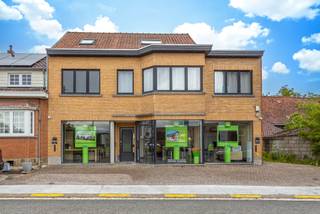 <p>Veelzijdig opbrengst- en investeringspand met handelsgelijkvloers en woonentiteit – tal van mogelijkheden!</p><p>Ontdek dit polyvalente gebouw boordevol potentieel, ideaal voor zelfstandigen, investeerders of wie wonen en werken wenst te combineren.</p><p>Het gelijkvloers is momenteel ingericht als kantoorruimte en opgedeeld in verschillende aparte ruimtes, maar kan dankzij de flexibele indeling perfect worden aangepast naar eigen noden of activiteiten. Achteraan bevindt zich bovendien een gezellig koertje.</p><p>De bovenverdiepingen zijn vandaag ingericht als twee duplex-entiteiten, al dient dit stedenbouwkundig beschouwd te worden als één woonentiteit.</p><p>Indeling eerste verdieping:</p><ul><li><p>Linkerzijde: woonkamer, keuken, badkamer en toilet</p></li><li><p>Rechterzijde: woonkamer, keuken, hal, slaapkamer en badkamer</p></li></ul><p>Op de tweede verdieping beschikt zowel de linker- als rechterzijde nog over een bijkomende slaapkamer.</p><p>Dit pand biedt bijzonder veel mogelijkheden dankzij de ruime bewoonbare oppervlakte, de moduleerbare indeling en de combinatie van commerciële en residentiële ruimtes. Ideaal als investering, praktijk- of kantoorruimte met woonst, kangoeroewoning, co-housingproject of voor wie op zoek is naar een pand met uitbreidings- en herinrichtingsmogelijkheden.</p><p>Troeven:</p><ul><li><p>Commercieel gelijkvloers met veel indelingsmogelijkheden</p></li><li><p>Woonruimte met groot potentieel</p></li><li><p>Klein stadsterras/koertje</p></li><li><p>Interessante investering</p></li><li><p>Centrale en vlot bereikbare ligging</p></li><li><p>Tal van gebruiksmogelijkheden</p></li></ul><p>Een eigendom met karakter en opportuniteiten die u volledig naar eigen wens kan invullen!</p>