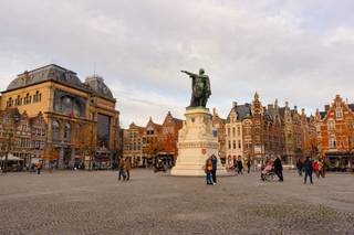 <strong>Situation</strong><br /><br />Situé dans la Kammerstraat, près du Vrijdagsmarkt à Gand. Facilement accessible en transports en commun et depuis l'E40/E19.<br /><br /><strong>Aménagement</strong><br /><br />La propriété se compose d'un espace commercial de 189 m² destiné à la restauration au rez-de-chaussée, d'un appartement spacieux de 120 m² avec terrasse de 16 m² au premier étage et d'un appartement en duplex de 183 m² au dernier étage.<br /><br /><strong>Atouts</strong><br /><br />- Emplacement<br />- Sous-sol<br />- Haute hauteur sous plafond<br />- Éléments authentiques<br /><br />Pour plus d'informations et/ou une visite, appelez Guillaume Delbecque au 0472/25.70.76.