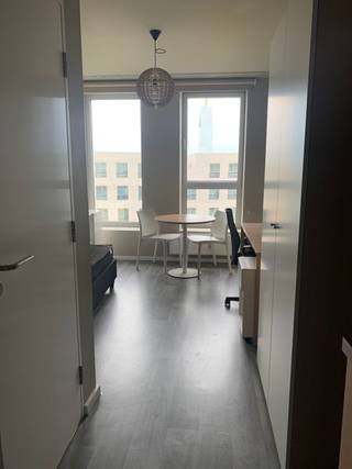 Deze moderne en mooi ingerichte studentenkamers bevinden zich in het centrum van Antwerpen en hebben een mooi zicht over de binnentuin.<br /><br />Campus zuid van de Karel De Grote Hogeschool is amper op 100 meter verwijderd.<br />Openbaar vervoer, fitness, cafeetjes en restaurantjes liggen allemaal op een boogscheut van de studentenkamer.<br /><br />De studio's (ook beschikbaar) zijn voorzien van een aparte badkamer met wc. De leefruimte en keuken met onmiddellijke toegang tot het leef terras en/of tuin is voorzien van alle modern comfort. De studio's worden bemeubeld verhuurd met een bed, kleerkast en bureau. <br /><br />Er is voor de bewoners standaard gemeenschappelijk internet voorzien dat inbegrepen is in de huurprijs. <br />Beschikbaar vanaf 01/09/2026- 31/08/2027 enkel voor studenten.<br /><br />Bij interesse gelieve contact op te nemen met Alexander op volgend nummer: 03/369.23.36