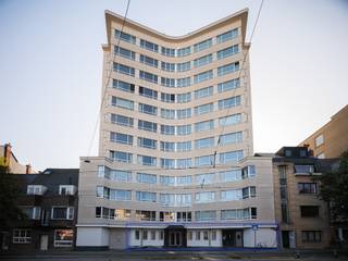 Handelsruimte met groot volume op wandelatsand van het station Gent-Sint-Pieters<br /><br />De op te frissen multifunctionele ruimte spreekt aan door zijn <strong>bruikbare vloeroppervlakte van 385m<sup>2</sup></strong>. Het pand beschikt over een <strong>zeer goede bereikbaarheid met de wagen en het openbaar vervoer</strong>.  Ideaal gelegen voor bedrijven die specifiek op zoek zijn naar <strong>de nabijheid van het station Gent-Sint-Pieters</strong>.<br /><br />De gelijkvloerse ruimte beschikt over <strong>een open indeling</strong> en kan mits enkele gerichte ingrepen <strong>snel worden opgefrist naar eigen smaak en indeling</strong>. De laatste jaren onderging het gebouw <strong>een doorgedreven renovatie van de volledige buitenschil</strong> waarvan de werken nu achter de rug zijn. Extra troeven zijn de inbegrepen <strong>extra opslagruimte</strong> op de eerste verdieping en de <strong>mogelijkheid tot het bijkopen van 3 staanplaatsen</strong>.<br /><br /><strong>Samengevat, een interessante opportuniteit door zijn volume, ligging en mogelijkheden</strong>