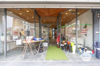 Ruime op te frissen woning met handelsgelijkvloers op <strong>commerciële topligging</strong>. Gelegen langs de Torhoutsesteenweg te Oostende met uitstekende <strong>visibiliteit.</strong>
<ul>
<li><strong>Handelsgelijkvloers</strong> met diverse multifunctionele ruimtes.</li>
<li><strong>Eerste verdieping</strong>: lichtrijke leefruimte, bureau, keuken en ruim terras met trap naar het handelspand.</li>
<li><strong>Tweede verdieping:</strong> drie volwaardige slaapkamers, badkamer en ruime berging/dressing.</li>
<li><strong>Derde verdieping: </strong>zolder met potentieel voor twee extra slaapkamers (vaste trap voorzien).</li>
</ul>
Mogelijkheid tot aankoop van een garagebox achteraan het gebouw.