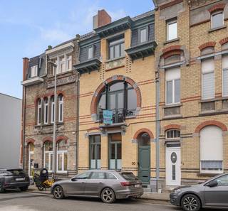 Ideaal gelegen op een steenworp van het stadscentrum van Doornik, bestaat deze prachtige karakterwoning in “Horta”-stijl, gerenoveerd en met...