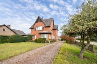 <p><strong>Charmante woning met potentieel en een leuke tuin. Dit op een perceel van 834m². Gelegen op een zeer centrale ligging tussen het centrum van Heultje, Westmeerbeek, Hulshout en Westerlo. EPC Label-F (1012 kWh/m²)<br /><br />Ligging:</strong> Een zeer centrale ligging met het centrum van Heultje en Westmeerbeek op 2 minuten rijden. Ook Hulshout en Westerlo zijn zeer vlot bereikbaar. Scholen, openbaar vervoer, winkels zijn allemaal binnen handbereik.<br /><strong><br />Indeling: -1: </strong>kelder <strong>0: </strong>Inkomhal met trap, leefruimte, keuken, badkamer<strong> +1: </strong>2 slaapkamers, <strong>+2:</strong> zolderverdieping<strong> tuin<br /><br />Beschrijving: </strong>Deze zeer charmante woning vormt de ideale basis om te renoveren naar een hedendaags pareltje. De woning dateert van 1960 en werd steeds goed onderhouden. De woning geniet een diepere ligging op het perceel ten opzichte van naastgelegen panden. Dit geeft een zekere uitstraling en cachet aan het geheel. <br /><br />Via de voordeur betreden we de inkomhal met trap. Van hieruit is er aansluiting met de leefruimte en de keuken.<br />achter de keuken bevindt zich momenteel de badkamer.<br /><br />Op de 1ste verdieping zijn er 2 ruime slaapkamers en een kleine badkamer. De ruime nachthal beschikt over een aantal sanitaire voorzieningen zoals een douche, toilet en lavabomeubel.<br /><br />De zolderverdieping is bereikbaar met een vaste trap en doet dienst als 3de slaapkamer.<br /><br />De tuin is ideaal qua oppervlakte en geniet een Noordelijke oriëntatie. Zowel vanaf de Hulshoutsesteenweg als vanuit de heiweg is het perceel toegankelijk.<br /><br />Kortom een zéér mooie, solide basis met karakter. <strong>Voor meer info of een bezoek ter plaatse neem contact op via 014/95 37 50.</strong><br /><br /><strong>Bijzondere informatieplicht:</strong> geen omgevingsvergunning stedenbouwkundige handelingen uitgereikt, woongebied, geen rechterlijke herstelmaatregel of bestuurlijke maatregel opgelegd, geen voorkooprecht ruimtelijke ordening, omgevingsvergunning voor verkavelen van gronden uitgereikt.<br /><br />Deze woning valt onder de renovatieplicht. Voor meer info, kijk op de website van het Vlaams Energie- en Klimaatagentschap:<strong> https://energiesparen.be/renovatieverplichting</strong></p>