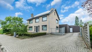 Welkom op de Weg naar Opoeteren 99 in Opglabbeek (Oudsbergen).<br /><br />Bent u op zoek naar een exclusieve open bebouwing op een toplocatie in Opglabbeek?<br />Bent u op zoek naar een luxueuze woning die uitblinkt in comfort, ruimte en energiezuinigheid?<br />Dan is deze bijzondere villa precies wat u zoekt!<br /><br />Deze woning werd gebouwd in 1965 en doorheen de jaren werden er verschillende renovaties uitgevoerd.<br />Zo werd er in 2006 een nieuwe veranda gebouwd, in 2014 werd er een nieuwe keuken geïnstalleerd en in 2021 een nieuwe pergola.<br />De woning is gelegen op een perceel van 26a 90ca en de tuin is volledig omheind.<br /><br />Benieuwd naar de videoreportage? 👉 https://player.vimeo.com/video/1190054197<br /><br />Troeven:<br />✔ 4 slaapkamers<br />✔ Energiezuinige woning (B-label) <br />✔ Een volledig omheind perceel met automatische poort<br />✔ Dubbele inpandige garage met sectionale poort<br />✔ Ingebouwd overdekt zwembad (verwarming, filtersysteem en automatisch doseersysteem)<br />✔ 42 zonnepanelen aanwezig mét groenestroomcerficaten tot 09/2031<br />✔ Beregeningssysteem in de tuin aangesloten op grondwaterput<br />✔ Alarminstallatie<br />✔...<br /><br />De indeling is als volgt:<br /><br /><u>Gelijkvloers:</u> 215,40m²<br />U betreedt de woning via de inkomhal aan de voorkant.<br />Van hieruit kan u de eerste bureauruimte betreden.<br /><br />De hyper geïnstalleerde keuken is centraal gelegen en is uitgerust met een kookplaat, dampkap, grote koelkast, vaatwas, oven, combi-oven, stoomoven én koffiezet.<br />Daarnaast beschikt de keuken over veel kastruimte met voldoende lades.<br /><br />In de hal naar de veranda bevindt zich een apart toilet en een berging.<br /><br />De veranda werd in 2006 gebouwd en beschikt over een prachtig uitzicht over de tuin. Daarnaast bevindt zich aan de buitenkant de pergola die werd uitgerust met verlichting, verwarming, automatische screens en elektrische luifels.<br /><br />De woonkamer is aan de zijkant gelegen en werd voorzien van een houtkachel.<br /><br />Naar de garage toe is er een tweede bureauruimte aanwezig en de garage is geschikt voor 2 personenwagens.<br /><br /><u>Verdiep 1:</u> 79,70m²<br />De nachthal geeft u toegang tot de 4 slaapkamers en badkamer.<br />De badkamer is voorzien van een douche, ligbad, toilet en badkamermeubel.<br /><br /><u>Kelder:</u> 48,20m²<br />De woning beschikt over een aangename, droge kelder.<br /><br /><u>Zolder:</u><br />Er is een zolder aanwezig die eventueel nog omgevormd kan worden tot extra bewoonbare oppervlakte.<br /><br />Documenten:<br />Het EPC-verslag, de elektrische keuring en het inplantingsplan kan u eenvoudig downloaden in bijlage.<br />Het asbestattest zal nog toegevoegd worden.<br /><br />Interesse in een bezichtiging?<br />Bel ons via 089 391 555 of mail naar info@frerevastgoed.be.<br /><br />* Opmetingen van de binnenmaten zijn indicatief en kunnen licht afwijken.<br /> 