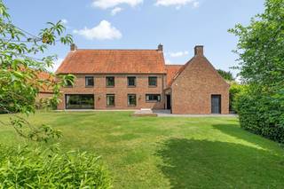 This stylish villa, located in Kermt, Hasselt, offers exceptional space and comfort. With a living area of 529 m², spread over 6 bedrooms and 2 bathrooms, this is an ideal family home with plenty of possibilities. The house was built in 1976 and sits on a generous plot of 2,014 m². The south-facing garden with a cozy, partially covered terrace creates a lovely outdoor space with the necessary privacy.<br /><br />Source of living area: EPC.<br /><br />Extraordinary features:<br />- 6 bedrooms<br />- 2 bathrooms<br />- Living area of 529 m²<br />- Plot of 2,014 m²<br />- South-facing garden<br />- Garage for 2 cars<br />- Additional parking spaces<br />- Excellent for a combination of living/working or professional activity.