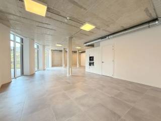 Bent u op zoek naar een praktische en centraal gelegen kantoorruimte in regio Leuven? Dan is deze instapklare kantoorruimte van circa 100 m² in de Celestijnenlaan in Heverlee precies wat u zoekt.<br /><br />Deze kantoorruimte is ideaal voor vrije beroepen, kleine ondernemingen of dienstverlenende bedrijven en beschikt over volgende troeven:<br /><br />- Volledig geïnstalleerde keuken – inclusief kookplaat, oven, microgolf, koelkast en opbergruimte.<br />- Handige berging met de nodige technieken – perfect voor archief of extra opslag.<br />- Douchekamer met douche, lavabo en toilet – comfortabel en praktisch, zeker bij lange werkdagen of sportieve werknemers.<br />- Licht en open karakter – grote ramen zorgen voor veel natuurlijk daglicht.<br />- Centrale ligging – gelegen langs belangrijke invalswegen met vlotte verbinding naar Leuven centrum, de E40 en de E314.<br /><br />Deze locatie combineert de rust van Heverlee met een uitstekende bereikbaarheid. Er zijn ook nog verscheidene parkeermogelijkheden zijn ook beschikbaar in het gebouw. Daarnaast is er ook een fietsenstalling voorzien. <br /><br />Nood aan een extra vergaderruimte? Dan kan je het tuinpaviljoen mee huren. <br /><br />Geïnteresseerd? Neem vandaag nog contact op voor meer informatie of een bezichtiging.