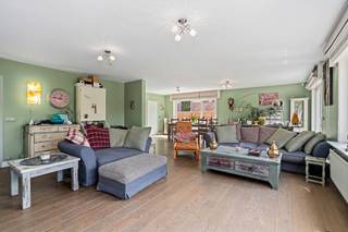 <p>[[ DIT PAND NEEMT DEEL AAN DE ERA OPEN HUIZEN DAG OP 19/9 VAN 16:00 TOT 17:00 ]]</p>

<p><strong><u>Te koop:</u></strong> instapklare villa in Wezembeek-Oppem, op wandelafstand van het centrum en dicht bij openbaar vervoer.</p>

<p> </p>

<p>Deze woning uit 2005 biedt een comfortabele indeling en een rustige, residentiële ligging. Met vijf ruime slaapkamers en twee badkamers is er plaats voor het hele gezin. De tuin van 288 m² en het zuidgericht terras zorgen voor aangename buitenmomenten. Dankzij de nabijheid van scholen, winkels en invalswegen geniet u van een uitstekende bereikbaarheid.</p>

<p> </p>

<p><strong><u>Belangrijkste ruimtes:</u></strong></p>

<p>• Woonkamer met veel lichtinval en directe toegang tot het terras</p>

<p>• Volledig ingebouwde keuken met ontbijthoek en moderne toestellen</p>

<p>• Vijf ruime slaapkamers</p>

<p>• Badkamer met inloopdouche, ligbad en dubbele wastafel</p>

<p>• Douchekamer met inloopdouche, toilet en wastafel</p>

<p>• Garage met automatische poort, plaats voor 3 wagens en waterverzachter</p>

<p>• Meerdere kelders voor extra opslag</p>

<p>• Zuidgericht terras vooraan en tuin van 288 m²</p>

<p>• Buitenparkeerplaats voor 3 wagens</p>

<p> </p>

<p><strong><u>Troeven:</u></strong></p>

<p>• Op wandelafstand van het centrum</p>

<p>• Dicht bij openbaar vervoer</p>

<p>• Ruime slaapkamers</p>

<p> </p>

<p>Meer informatie of een bezoek met Lynn Gorin? Contacteer ons via +3223351115</p>

<p>JOUW DROOMHUIS. ZO GEVONDEN!</p>