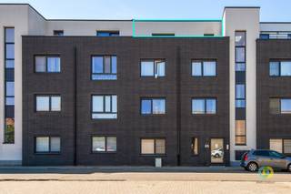 <p><span>Ontdek dit moderne éénslaapkamer appartement, rustig gelegen in een aangename straat vlak bij het centrum van Vilvoorde. Het appartement bevindt zich op de bovenste verdieping van een recent gebouw uit 2018 en voldoet dankzij de moderne bouwtechnieken aan alle hedendaagse comfortnormen.</span></p><p><span>Via de inkomhal bereikt u de verschillende ruimtes. De slaapkamer bevindt zich aan de voorzijde van het gebouw. Dankzij de bijzondere indeling, waarbij het gebouw naar achteren uitloopt, geniet de slaapkamer van een aangename tussenruimte die zorgt voor extra privacy. Hier bevind zich ook de badkamer voorzien van bad-douche combinatie.</span></p><p><span>Verder beschikt het appartement over een apart toilet en een ruime leefruimte van maar liefst 40 m². Deze bestaat uit een woonkamer van 24 m², een aangename eetruimte van 7 m² en een volledig ingerichte keuken van 9,1 m². Dankzij de open en logische indeling geniet u hier van een aangenaam gevoel van ruimte en licht.</span></p><p><span>Vanuit de leefruimte heeft u rechtstreeks toegang tot het ruime terras van maar liefst 14 m², gelegen aan de rustige achterzijde van het gebouw. De ideale plek om te genieten van een zonnige ochtend of een ontspannen avond.<br />Als extra troef beschikt het appartement over een privatieve staanplaats en een afzonderlijke kelderberging, wat zorgt voor extra comfort en opslagruimte. Een modern en comfortabel appartement met een uitstekende ligging, ruim terras en parkeermogelijkheid. Ideaal voor starters, alleenstaanden of investeerders.</span></p><p><span> </span></p><p><span> </span></p><p><span> </span></p><p><span> </span></p>