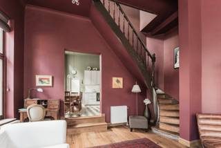 Karaktervolle en lichtrijke duplex op een historische toplocatie in hartje Antwerpen ............
Wonen in een stukje Antwerpse geschiedenis, gecombineerd met hedendaags comfort en een zee van ruimte? Deze sfeervolle hoekduplex in de historische Grote Goddaard biedt het beste van twee werelden: rust op de hoek van een autovrije straat en het bruisende stadsleven binnen handbereik.

Indeling &amp; Afwerking ...............
Twee historische panden werden samengevoegd en hoogwaardig herontwikkeld tot twee royale duplexappartementen die de volledige breedte van het gebouw beslaan.
Gelijkvloers (volledig gerenoveerd in 2024): Je betreedt de woning via de inkomhal met een praktische vestiaire en gastentoilet. Aansluitend bevindt zich de gezellige, nieuw ingerichte keuken. Die gaat naadloos over in de royale hoekleefruimte, waar grote raampartijen rondom zorgen voor een prachtige lichtinval.
Slaapverdieping: Via de originele, karaktervolle trap bereik je de bovenverdieping. Hier bevinden zich twee ruime slaapkamers, elk voorzien van een eigen en-suite badkamer — ideaal voor maximale privacy of het ontvangen van gasten.

Kelderverdieping .............
De gehele kelderverdieping behoort privatief tot dit appartement en is rechtstreeks toegankelijk vanuit de keuken. Een fantastische troef met tal van mogelijkheden, zoals het inrichten van een droomwijnkelder of extra opslagruimte.

Toplocatie: De Grote Goddaard .............
De Grote Goddaard is een van de oudste straten van Antwerpen (met roots die teruggaan tot de 14e eeuw) en ligt midden in het historische hart.

Belangrijke Troeven .............
Type: Duplexappartement in een kleinschalig gebouw
Slaapkamers: 2 ruime kamers met en-suite badkamer
Vaste kosten: Geen (slechts 2 entiteiten)
Dak: volledig vernieuwd in 2023
Extra ruimte: Volledige kelderverdieping (mogelijkheid tot wijnkelder)






