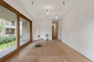 <p><strong>Paradijselijk drieslaapkamerappartement in Wilrijk<br />Welkom in de Tuinen van Eden, een plek in Wilrijk waar je meteen weet: hier is het goed. Hier woon je in het groen, op een rustige en goed bereikbare plek, waar buurtgevoel en comfort hand in hand gaan. Of je nu op zoek bent naar je eerste échte thuis, een nieuw begin of gewoon wat meer ademruimte: Meibeemd 5 is er eentje om te koesteren.</strong></p>
<p><strong>Wat dit project écht bijzonder maakt? Het duurzame karakter. Dankzij een slim geothermisch warmtenet ben je voor 80% onafhankelijk van het klassieke energienet: goed voor het klimaat én je energiefactuur. Tel daar nog eens een uitstekende ligging bij: op fietsafstand van het centrum, vlakbij openbaar vervoer en grote invalswegen - en je begrijpt meteen waarom dit nieuwbouwproject zoveel potentieel heeft. Een frisse start op een plek waar alles samenkomt. Eden ligt dichterbij dan je denkt…</strong></p>
<p><strong>Inkomhal en ruime living</strong><br />Wandel binnen in je gloednieuwe thuis en ruik het potentieel. Hier is alles nog blanco: muren die wachten op jouw kleur, ruimtes die smeken om jouw meubels: alles vraagt om jouw verhaal. De grote raampartijen zorgen voor een constante stroom daglicht - en die vloerverwarming onder je voeten? Pure luxe.</p>
<p><strong>Tuin én terras</strong><br />Vanuit je living wandel je zo je privé-paradijs in. Een ruim terras met aansluitend een mooie tuin op het zuiden, waar je straks je eerste lenteaperitief schenkt, je zomerbarbecue organiseert of simpelweg met je blote voeten in het gras zit. Buitenruimte zoals je ze maar zelden vindt in een stad zo dicht bij alles.</p>
<p><strong>Geïnstalleerde keuken met zicht op ‘t groen</strong><br />De keuken kijkt uit op de tuin, wat betekent: koken met zicht op rust. Volledig zen, natuurlijk. En dat uitzicht? Daar ga je geen genoeg van krijgen.</p>
<p><strong>Drie slaapkamers</strong><br />Drie kamers die je alle vrijheid geven: een slaapkamer, een bureau, een kinderkamer, een dressing - of allemaal tegelijk. Hier heb je de ruimte om te leven én te groeien.</p>
<p><strong>Badkamer met schitterend ligbad</strong><br />Een badkamer met een statement. Denk: ligbad waarin je alles loslaat, een aparte douche voor de drukke ochtenden, en een apart toilet - altijd handig, altijd welkom.</p>
<p><strong>Handig om weten</strong><br />Je krijgt er nog wat praktische troeven bovenop: ondergrondse berging, ventilatiesysteem, vliegenramen, vijf zonnepanelen én een warmtepomp. Je koopt dit pareltje onder het BTW-stelsel van 21%, dus alles is kraaknet en gloednieuw. Dit is geen appartement. Dit is een nieuwe start. PS: je kan een autostaanplaats aankopen voor €20.000!</p>
<p><strong>Meer weten? <u>Info@ugly.be</u></strong></p>