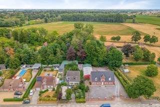 Aan de Ruddervoordsestraat 175 bevindt zich dit perceel met enorm potentieel op een terrein van 707 m². Met de te slopen woning is dit een zeldzame kans om een hoogwaardige nieuwbouw te realiseren aan het verlaagde tarief van 6% btw voor sloop en wederopbouw. Absolute troef: er is reeds een goedgekeurde bouwaanvraag aanwezig.<br /><br />Wie beslist om hier een huis te kopen in Veldegem, kiest voor de ideale combinatie van rust, uitstekende visibiliteit en bereikbaarheid. Het perceel ligt aan een levendige steenweg met een mooie zichtbaarheid, wat tal van mogelijkheden biedt. Tegelijk wordt de locatie omgeven door rustgevend groen en agrarische vergezichten die voor de nodige privacy en ontspanning zorgen.<br /><br />Kenmerken van het perceel<br />- Ruim terrein van 707 m² met een gunstige ligging en flexibele bouwmogelijkheden<br />- Uiterst geschikt voor een project met sloop en wederopbouw (mogelijkheid 6% BTW)<br />- Aansluitingen voor aardgas, water en elektriciteit zijn al aanwezig op het perceel<br /><br />Troeven en bereikbaarheid<br />- Vlotte ontsluiting: Gelegen op minder dan vijf minuten rijden van de oprit naar de autostrade E403<br />- Centrale ligging: Snelle en directe verbindingen naar nabijgelegen steden zoals Brugge, Roeselare en Kortrijk<br />- Groene omgeving: Landelijk en ontspannen wonen in Veldegem met een vrij zicht over het agrarisch gebied<br /><br />Dit eigendom te koop biedt de perfecte basis voor wie een woning op maat wil realiseren op een uitstekende locatie.<br /><br />De eigendom wordt aangeboden via de Power-sale formule. Van 03/09/2026 om 09:00 tot 03/10/2026 om 12:00 kan u het huis op afspraak komen bezichtigen en een bod uitbrengen. De vermelde prijs is een instelprijs. Voor meer info, gelieve contact op te nemen met de dossierverantwoordelijke.<br /><br />Dit pand is onderworpen aan de renovatieverplichting van de Vlaamse overheid voor residentiële gebouwen (behoudens bij sloop binnen 5 jaar na de aankoop). Consulteer voor meer informatie de website van het Vlaams Energie- en Klimaatagentschap via https://www.vlaanderen.be/een-woning-kopen/renovatieverplichting-voor-residentiele-gebouwen<br /><br />Bestuursmaatregelen in het maatregelenregister: nee