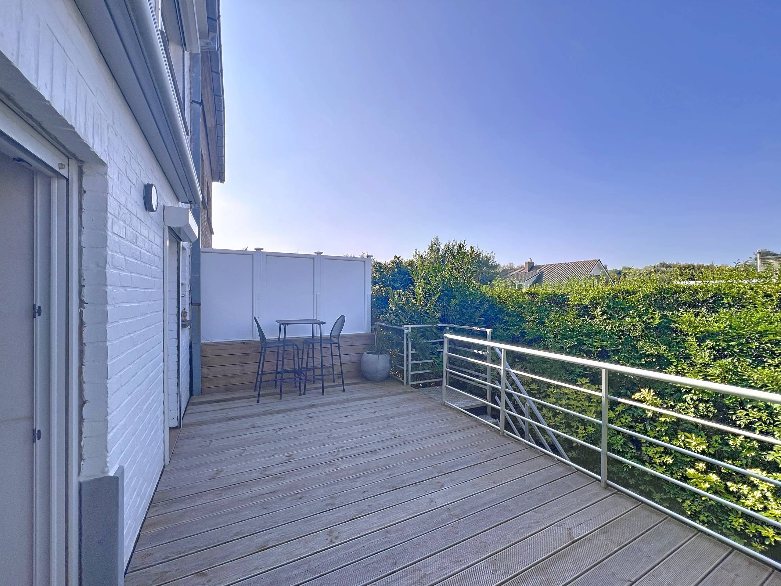 Ruime vernieuwde woning met 5 slaapkamers en uitzonderlijke open zichten op het natuurreservaat en de zee. - foto 4