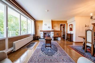 Info: bruxelles.ouest@weinvest.be of 02 315 77 22 | Gelegen op de 5e verdieping van een goed onderhouden gebouw uit de jaren ’70, met conciërge en conform lift, biedt dit appartement een mooie kans om niet te missen. De leefruimte bestaat uit een lichtrijke woonkamer met toegang tot een aangenaam terras met vrij uitzicht op de gemeenschappelijke tuinen, een half uitgeruste keuken, een inkomhal, een douchekamer, een apart toilet en een hoofdslaapkamer met ingebouwde kast. Momenteel ingericht als een één-slaapkamerappartement, werd het oorspronkelijk ontworpen als een tweeslaapkamerappartement, met de mogelijkheid om deze tweede slaapkamer gemakkelijk opnieuw te creëren volgens uw behoeften. Een private kelder vervolledigt het pand en biedt praktische bergruimte. Hoewel enkele verfraaiingswerken te voorzien zijn (keuken, sanitair, elektrische conformiteit), onderscheidt dit appartement zich door zijn praktische ligging, functionele indeling en groot inrichtingspotentieel. Uitstekende energieprestatie: EPC C – collectieve gasketel met warmtekrachtkoppeling, ideaal voor een hoog rendement en energiebesparing. Ideaal als eerste aankoop of als investering, combineert dit pand comfort, bereikbaarheid en potentieel in een aangename omgeving. EPC &gt; C+ – CO₂: 27 kg/(m².jaar) – 109 [kWhEP/(m².jaar)] – Ontdek al onze exclusiviteiten op WWW.WEINVEST.BE<br /><br />👉 Bezoek zonder uitstel! Een echte topper voor wie een appartement naar eigen smaak wil vormgeven.