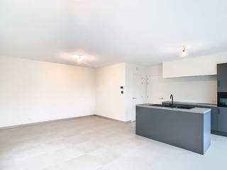 In het heuvelachtige, zeer rustige Westouter vinden we deze nieuwbouwwoning terug, gelegen op het einde van een residentiële wijk. In het dorp...