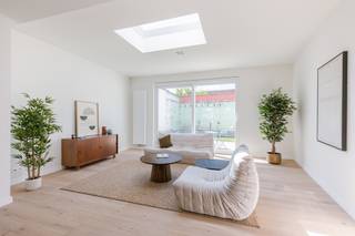 Welkom in de Groendreef 197 in Gent, waar comfort en modern woonplezier hand in hand gaan. Deze volledig gerenoveerde woning is ideaal voor wie op zoek is naar een instapklare thuis op een vlot bereikbare locatie.<br /><br />Via de inkomhal betreedt u de woning, die u meteen verwelkomt met een lichtrijke en aangename leefruimte. De praktische indeling zorgt voor een optimaal gebruik van de beschikbare ruimte. Aansluitend vindt u een volledig geïnstalleerde keuken, voorzien van alle hedendaagse toestellen en comfort – perfect voor wie graag kookt en geniet.<br /><br />De woning beschikt over drie volwaardige slaapkamers, die stuk voor stuk voldoende ruimte bieden voor een gezin, thuiswerk of hobby’s. Daarnaast is er een moderne badkamer aanwezig, afgewerkt met kwalitatieve materialen.<br /><br />Buiten vindt u een mooi zuidgericht tuintje, waar u in alle rust kan genieten van de zon – een ideale plek om te ontspannen of gezellig samen te zijn.<br /><br />Dankzij de grondige renovatie geniet u hier van hedendaags wooncomfort zonder zorgen, met aandacht voor afwerking en energiezuinigheid.<br /><br />Kortom, een ideale woning voor wie op zoek is naar een stijlvolle, instapklare thuis in Gent.<br /><br />Maak snel uw afspraak via 0471 65 25 34 of via info@vicusvastgoed.be