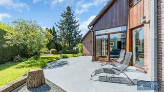 <p><span>Square Estate stelt u deze prachtige villa voor, gelegen in het prestigieuze Domein van Bouchout te Wemmel.</span></p><p><span>Deze vrijstaande woning is als volgt ingedeeld: een ruime inkomhal met een mooie plafondhoogte die elegantie en karakter aan de woning geeft, een grote leefruimte bestaande uit een salon, een eetkamer en een volledig uitgeruste open keuken, ideaal om gasten te ontvangen. Een wasruimte, een bureau en een gastentoilet vervolledigen dit niveau.</span></p><p><span>Op de verdieping beschikt de villa over vier slaapkamers, waaronder een prachtige master suite met dressing en een privé badkamer (bad en douche). Een tweede badkamer en een apart toilet vervolledigen deze verdieping.</span></p><p><span>De woning beschikt tevens over een zolder en een kelder, die tal van opberg mogelijkheden bieden. Een ruime garage voor twee wagens maakt het geheel compleet.</span></p><p><span>De eigendom geniet bovendien van een aangenaam terras, zuid gericht, en een mooie oost gerichte tuin, ideaal om van zonnige dagen te genieten.</span></p><p><span>Een standing volle villa die comfort, ruimte en een uitzonderlijke ligging combineert in een rustige en gegeerde omgeving. Zeker een bezoek waard.</span></p><p><span>Voor meer informatie of om een bezoek in te plannen, gelieve ons te contacteren op 02/460.42.01 of via <span>mw@square-estate.be</span></span><span> </span></p>