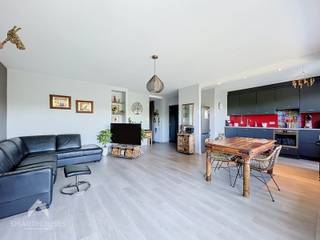 <p>Uiterst energiezuinig appartement in een rustige en groene omgeving bestaande een hal met afzonderlijk toilet, ruime lichtrijke leefruimte met eet-en zithoek die toegang geeft aan het terras aan de voorzijde, uitgeruste open keuken, nachthal, 2 ruime slaapkamers met ingemaakte kasten waarvan één met terras , ingerichte badkamer (douche, lavabomeubel + aansluiting wasmachine) en een praktische berging.</p>
<p></p>
<p>Extra troeven:</p>
<ul>
<li>Energiezuinig (Label-A)</li>
<li>Voorzien van airco via warmtepomp</li>
<li>Conforme keuring elektriciteit</li>
<li>Vernieuwde ramen (PVC)</li>
<li>Fenomenale zichten</li>
<li>Privatieve kelderberging</li>
<li>Lift aanwezig</li>
<li>Gemeenschappelijke fietsenberging</li>
<li>Vlotte verbinding naar allerlei faciliteiten</li>
<li>Instapklaar</li>
</ul>
<p></p>
<p>Dit appartement is te koop ZONDER makelaar via het concept van Smart Houses! Verdere inlichtingen of bezoek? Contacteer rechtstreeks de eigenaar via 0470/838983</p>