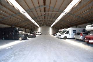 Loods te koop in het indsutriepark SCHATTING - De loods is voorzien van een sectionaal automatische poort en inkomdeur met groot raam...