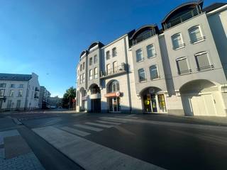 Toplocatie op het Keizersplein 2 (voormalig Tempo Team), met veel passage, uitstekende visibiliteit en parkeergelegenheid voor de deur. In het stadscentrum bevindt zich deze volledig ingerichte en moderne kantoorruimte van 195 m², instapklaar en geschikt voor diverse professionele doeleinden. De ruimte beschikt bovendien over één privatieve parkeerplaats (nr. 8). Huurprijs bedraagt 2.950 euro per maand. Onroerende voorheffing ten laste van de huurder. Gemeenschappelijke kosten: 25 euro per maand. EPC LABEL: B. Interesse? Contacteer ons voor meer info of een bezoek via info@immodelestre.be of 054 33 62 52. www.immodelestre.be