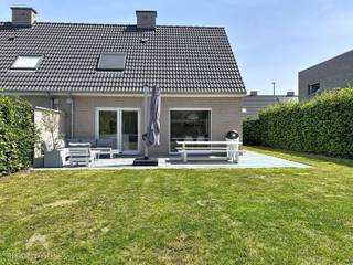 Instapklare gezinswoning op een rustige ligging in een doodlopende straat, omringd door groen en met speelpleintjes, parking en het centrum op korte afstand.<br />Via de inkomhal met gastentoilet komt u in de lichtrijke leefruimte met gezellige zit- en eethoek en een mooi zicht op de zuidgerichte tuin. De open, volledig geïnstalleerde keuken is uitgerust met kwalitatieve AEG-toestellen en biedt toegang tot de garage met praktische berging en wasplaats. Extra bergruimte vindt u in de kelder van ca. 12 m² en op de bergzolder, bereikbaar via een trapluik.<br />De volledig omheinde tuin vormt een echte troef, met een ruim aangelegd terras, een tuinhuis met overdekte lounge, een stevige zijpoort in tropisch hardhout en een geautomatiseerde toegangspoort. Vooraan beschikt de woning over twee opritten.<br />Op de verdieping bevinden zich drie slaapkamers, waarvan één met maatkasten en ingebouwd meubel. De badkamer is uitgerust met een inloopdouche, ligbad, dubbele lavabo en toilet.<br />Een kwalitatief afgewerkte woning waar comfort, energiezuinigheid en een aangename woonomgeving hand in hand gaan.<br /><br />Extra troeven<br /><br />
<ul>
<li>airco boven en beneden</li>
<li>rolluiken boven en beneden</li>
<li>veiligheidsdeur met camera</li>
<li>vestiaire</li>
<li>muggenramen</li>
</ul>
<br />Deze woning is te koop ZONDER makelaar via het concept van Smart Houses. Wenst u verdere inlichtingen of een bezoek? Contacteer rechtstreeks de eigenaar via 0473/78.17.73