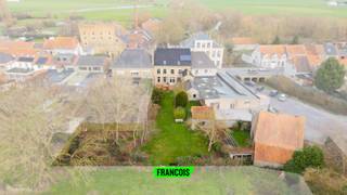 In het rustige en landelijke Beveren-aan-de-Ijzer, deelgemeente van Alveringem, staat deze karaktervolle burgerwoning te koop die ruimte, charme...