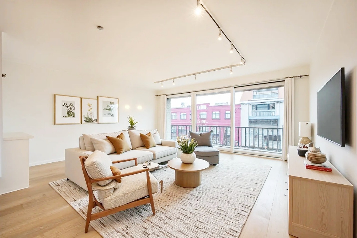 Ruim appartement met 2 slaapkamers, brede façade en zonnig terras op de Lippenslaan. - foto 1