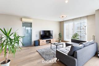 Dit prachtige <strong>hoekappartement </strong>van <strong>109 m²</strong> ligt op slechts enkele minuten van het centrum van Rumbeke.<br />Het appartement valt op door zijn <strong>grote glaspartijen</strong>, die voor een overvloed aan natuurlijk licht zorgen, en is volledig omgeven door ruime, <strong>zongerichte </strong>terrassen.<br /><br /><strong>Indeling:</strong><br />Bij binnenkomst betreed je de woonkamer met <strong>open keuken</strong>. De woonkamer, afgewerkt met stijlvol <strong>parket </strong>en omringd door grote raampartijen, biedt een open en <strong>luxueus </strong>gevoel.<br />De keuken is volledig geïnstalleerd en voorzien van inbouwtoestellen. Voor extra comfort is er een <strong>airco </strong>aanwezig, die de warmte in de zomer buiten houdt.<br />Via de nachthal bereik je een apart toilet, een badkamer met ligbad en dubbel lavabomeubel, en een ruime slaapkamer.<br />Een vaste trap leidt naar het tweede verdiep, waar je een praktische wasplaats vindt, een tweede badkamer met douche en lavabo, en een tweede ruime slaapkamer.<br /><br />Er is een ondergrondse <strong>garagebox </strong>aanwezig. Deze garagebox bedraagt 30.000 euro en is <strong>niet inbegrepen </strong>in de vermelde verkoopprijs. <br /><br /><strong>Energie en comfort:</strong><br />Het appartement is zeer energiezuinig met een <strong>EPC-score B (153 kWh/m² per jaar)</strong>. Hoogrendementsbeglazing (2006), centrale verwarming op aardgas en een airco-installatie dragen bij aan een duurzaam en comfortabel wooncomfort.<br /><br /><strong>Ligging:</strong><br />De locatie is ideaal: snelle verbinding naar de E403 en de ring van Roeselare, op wandelafstand van bakker, Carrefour, frituur en andere voorzieningen.<br />Interesse?<br /><br />Voor meer informatie of een bezoek aan dit unieke appartement, neem contact op via 051/201400 of info@dicasa.be