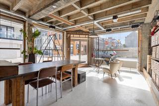 <span><span>In de <strong>Hendrik Consciencestraat te Roeselare</strong>, bieden wij u deze <strong>gelijkvloerse handelsruimte</strong> aan. Dit aangenaam ingerichte handelspand situeert zich in de <strong>stadskern</strong> van Roeselare en is gelegen in een commerciële omgeving, met veel passage, en dit vlakbij het station en op wandelafstand van de Grote Markt.<br /><br />Men beschikt over een <strong>mooie uit te spelen visibiliteit, door de hoekligging en de grote raampartijen</strong>. Het pand wordt verwarmd op <strong>centrale verwarming</strong> met radiatoren (collectieve verwarmingsketel gebouw). Alsook is de elektriciteit conform gekeurd.<br /><br /><u>De indeling van de ruimte is als volgt:</u> <strong>grote, nog vrij in te delen en in te richten handels- of kantoorruimte (55 m<sup>2</sup>)</strong>, met apart toilet en bergruimte voorzien van lavabo en afzuiging.<br /><br /><u>Enkele troeven:</u></span></span>
<ul>
	<li><span><span><strong>Uitermate geschikt als kantoor of praktijk voor dienstverlenende beroepen</strong> (bv. kapperszaak, interimkantoor, beautysalon, immokantoor, etc ...) of kleine handelszaak;</span></span></li>
	<li><span><span><strong>centraal en commercieel gelegen</strong> in de stadskern van Roeselare;</span></span></li>
	<li><span><span>goede bereikbaarheid;</span></span></li>
	<li><span><span><strong>conforme elektrische keuring</strong>;</span></span></li>
	<li><span><span>grote, nog vrij in te richten ruimte.</span></span></li>
</ul>
<span><span> Wenst u meer info of een bezoek ter plaatse? Neem contact met ons kantoor op het nummer 051 50 11 51 of via diksmuide@diksimmo.be.</span></span>